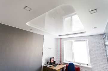 Двухстворчатое пластиковое окно в гостиной