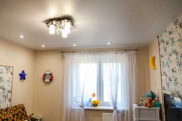 Пятикамерный профиль в гостиной