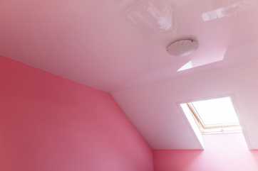 Деревянное окно в гостиной